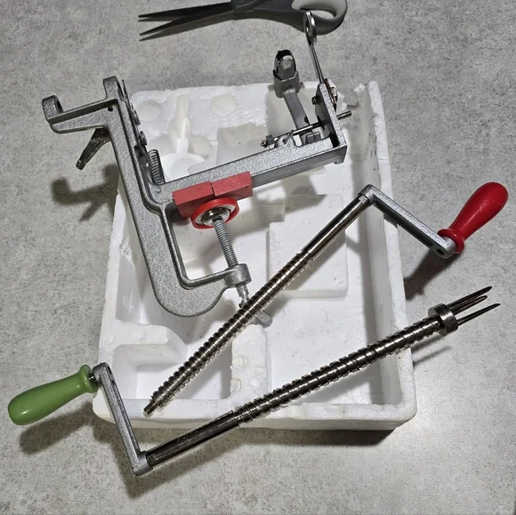 EUC Vintage Pampered Chef Apple Peeler Corer Slicer #2430 + Attachment #2433 - Picture 4 of 7